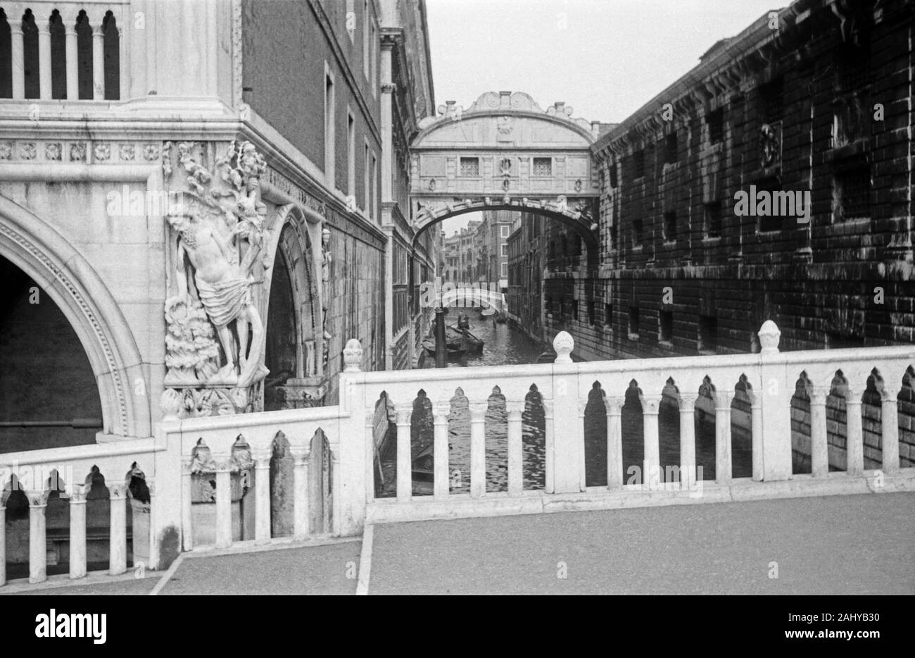 Blick auf die legendäre Seufzerbrücke, il Ponte dei Sospiri,"führt über den Palastfluss (Rio di Palazzo) und verbindet das alte Gefängnis in Venedig mit einigen Gondeln, Italien Venedig 1954. Vista verso il leggendario Ponte dei Sospiri, il Ponte dei Sospiri, passa sopra il palazzo di fiume (Rio di Palazzo) e collega il vecchio carcere di Venezia di fronte alcuni gondola, Italia Venezia 1954. Foto Stock