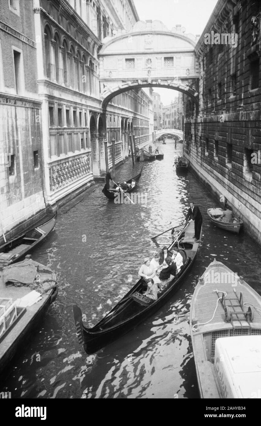Blick auf die legendäre Seufzerbrücke, il Ponte dei Sospiri,"führt über den Palastfluss (Rio di Palazzo) und verbindet das alte Gefängnis in Venedig mit einigen Gondeln, Italien Venedig 1954. Vista verso il leggendario Ponte dei Sospiri, il Ponte dei Sospiri, passa sopra il palazzo di fiume (Rio di Palazzo) e collega il vecchio carcere di Venezia di fronte alcuni gondola, Italia Venezia 1954. Foto Stock