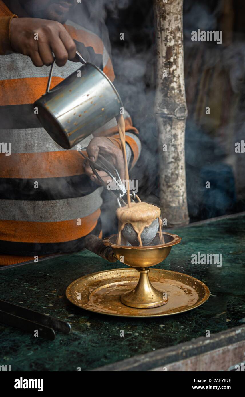 Preparazione Di Tè Caldo Tandoori In Stile Indiano/Chai . Viene utilizzata la messa a fuoco selettiva. Foto Stock