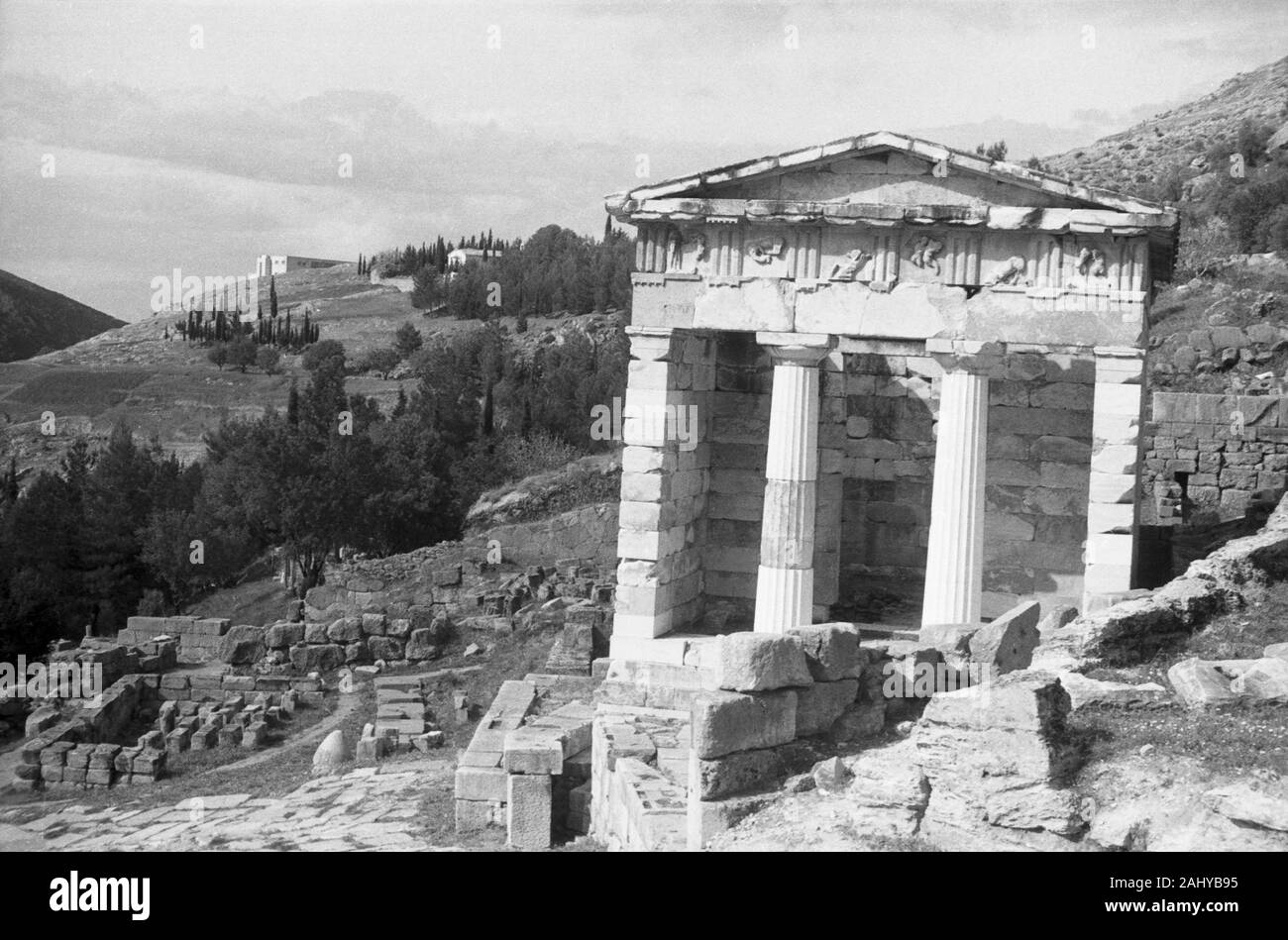 Blick auf das Schatzhaus der Athener in Delphi, Griechenland 1950er. Vista del Tesoro Ateniese in Delphi, Grecia degli anni cinquanta. Foto Stock