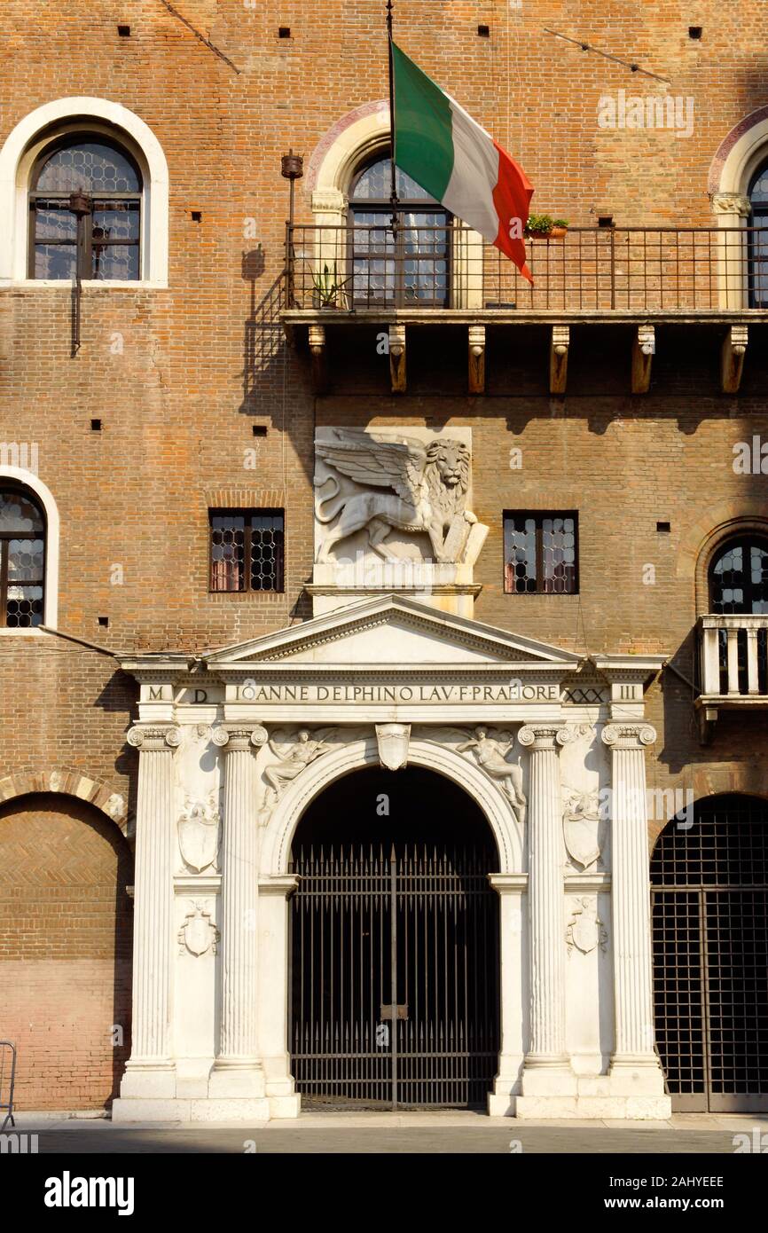 Verona (Italia). Bandiera dell'Italia in Piazza dei Signori della città di Verona. Foto Stock