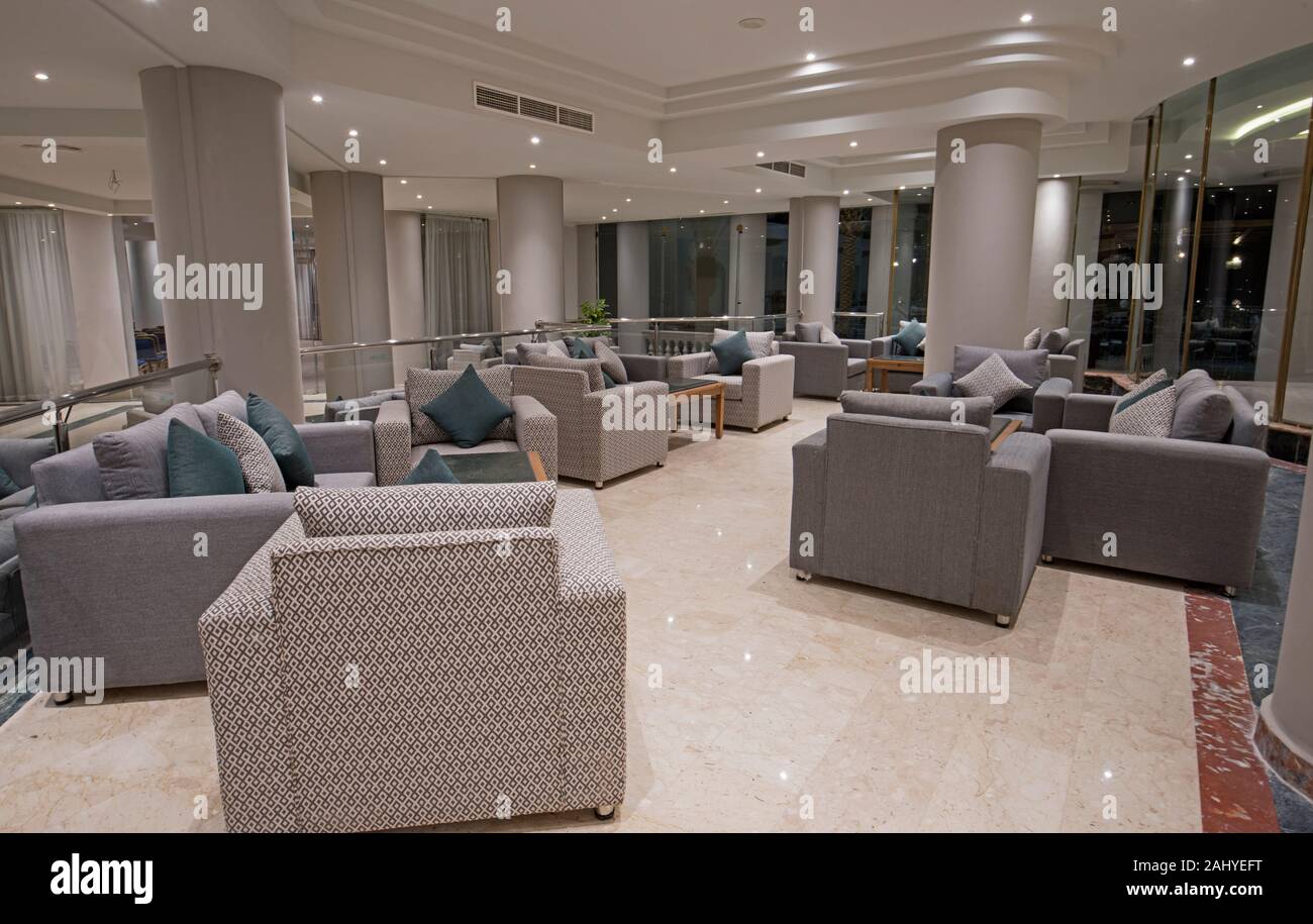 Il design degli interni di gran lusso moderno hotel lobby e area salotto con mobili Foto Stock