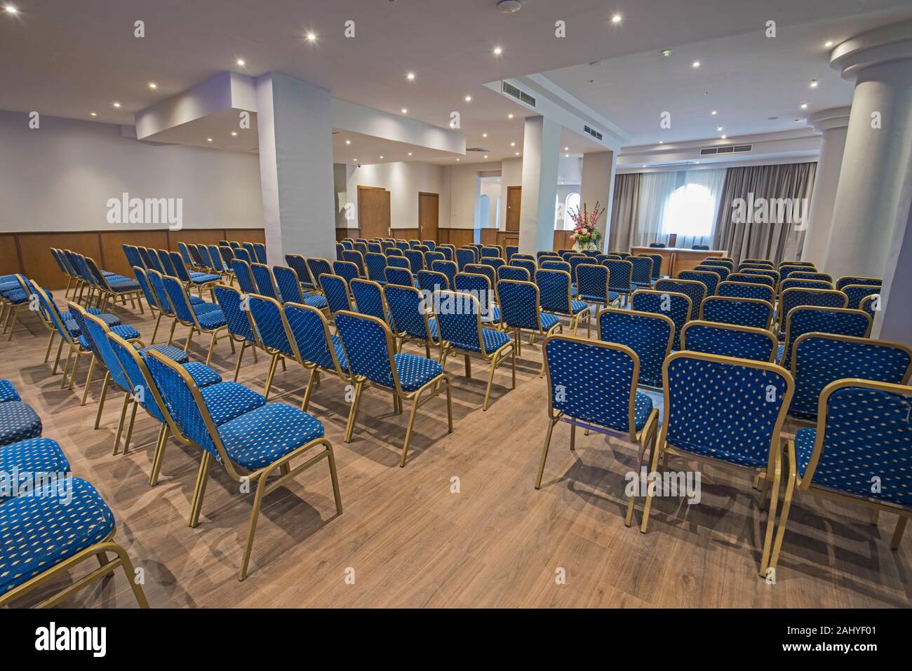 Il design degli interni di grandi conferenze Sala riunioni in hotel di lusso con sedie in fila Foto Stock