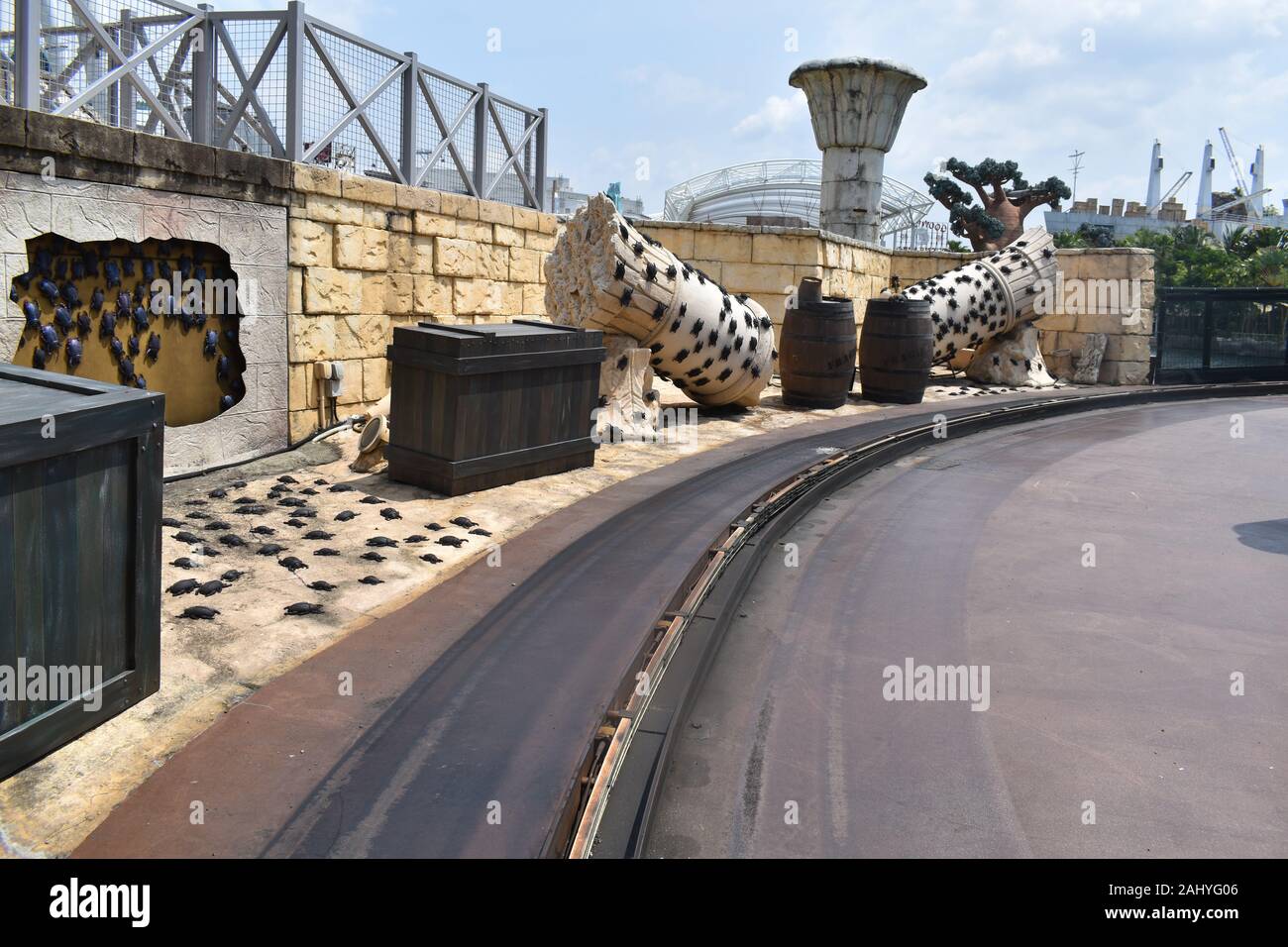 Universal Studios Singapore, Asia, 11 agosto 2019: Diversi Scorpios su roccia arrotondata con strada vuota Foto Stock