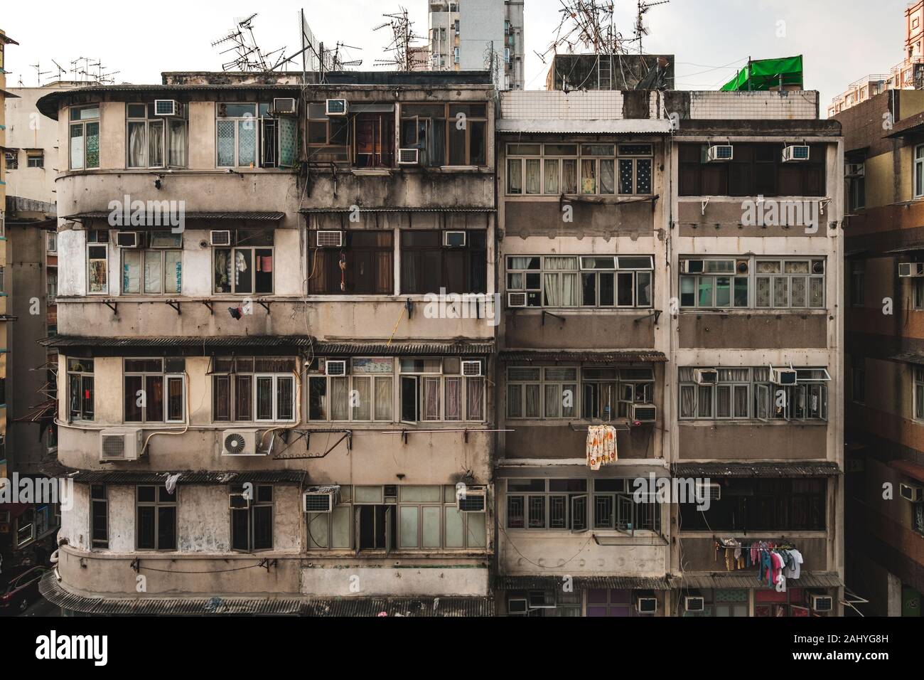 Vecchia facciata di edificio, eseguire all'esterno della casa, HongKong Foto Stock