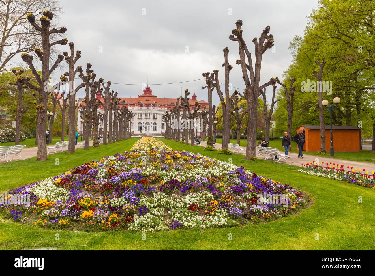 Karlovy Vary, Repubblica Ceca - 5 Maggio 2017: Smetanovy sady. La gente a piedi nel parco Zahrada a nuvoloso giorno di primavera Foto Stock