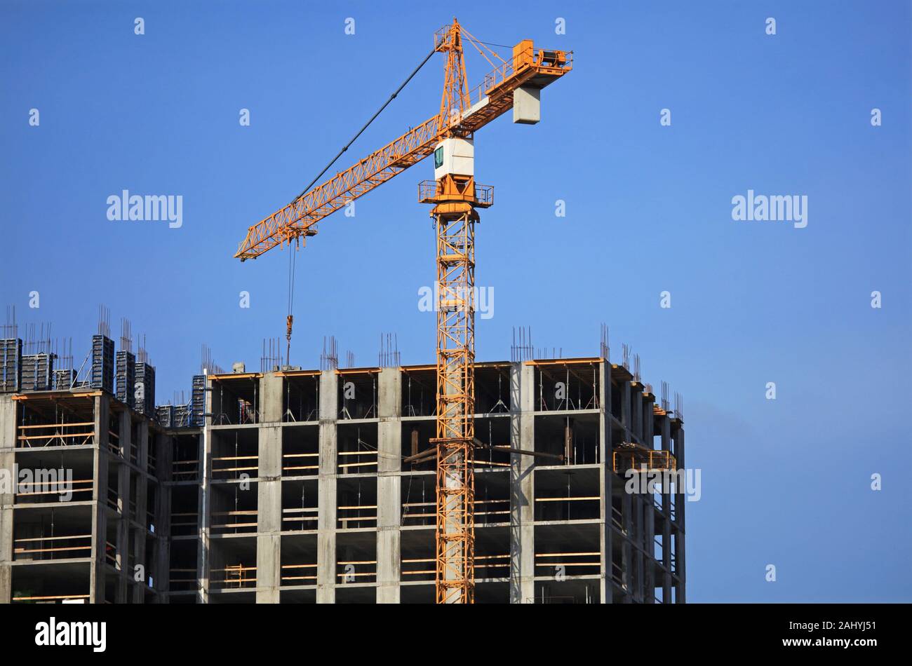 Singola gru da cantiere in costruzione di appartamento monolitico edificio. La costruzione dell'edificio sito con gru. Sito in costruzione Foto Stock