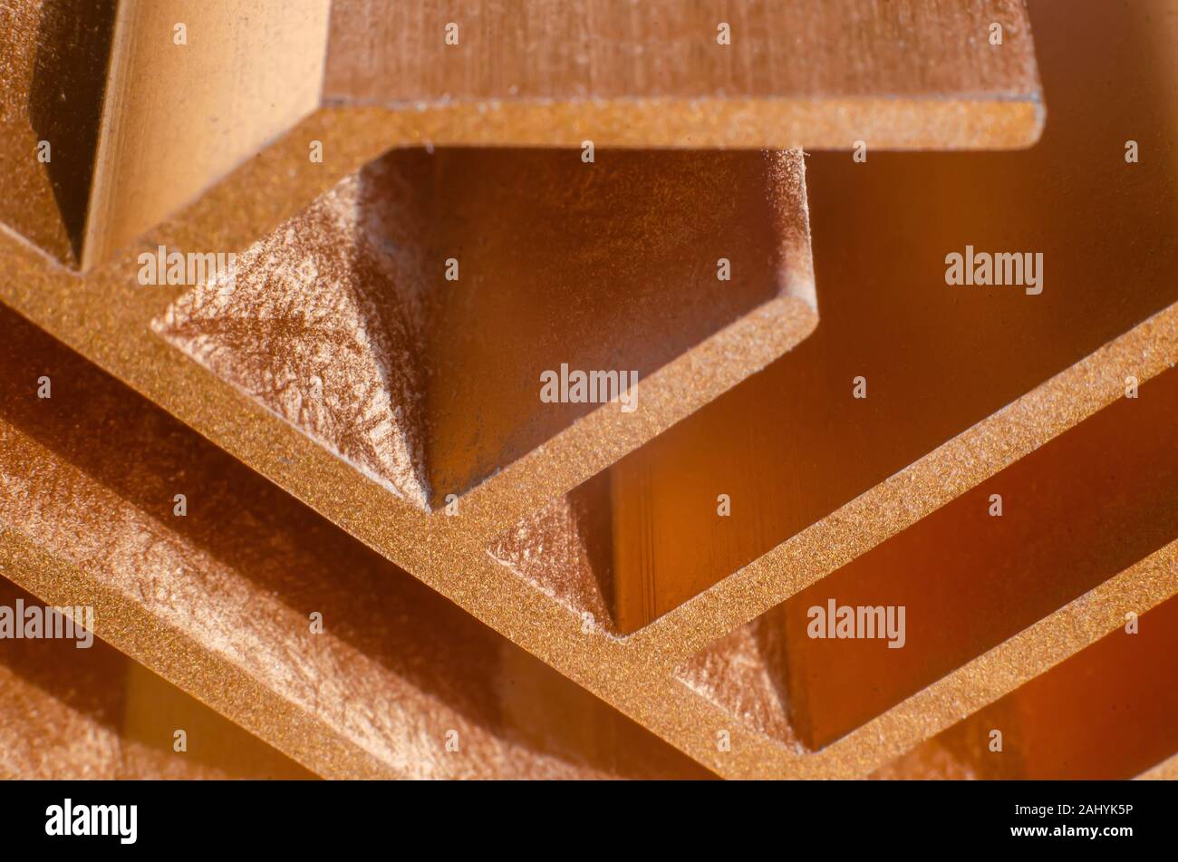 Un frammento del dissipatore chipset. Abstract background. Il raffreddamento di un computer usato. Dettaglio della scheda madre. Macrophoto. Messa a fuoco selettiva. Foto Stock