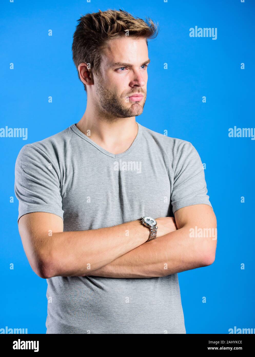 Powered by ingegnoso orologio meccanico tecnologia. Guarda la riparazione.  Mantenere il puntuale. L'uomo ben curato bello hipster orologio da polso.  Costoso accessorio. Fiducioso macho orologi di lusso sfondo blu Foto stock -