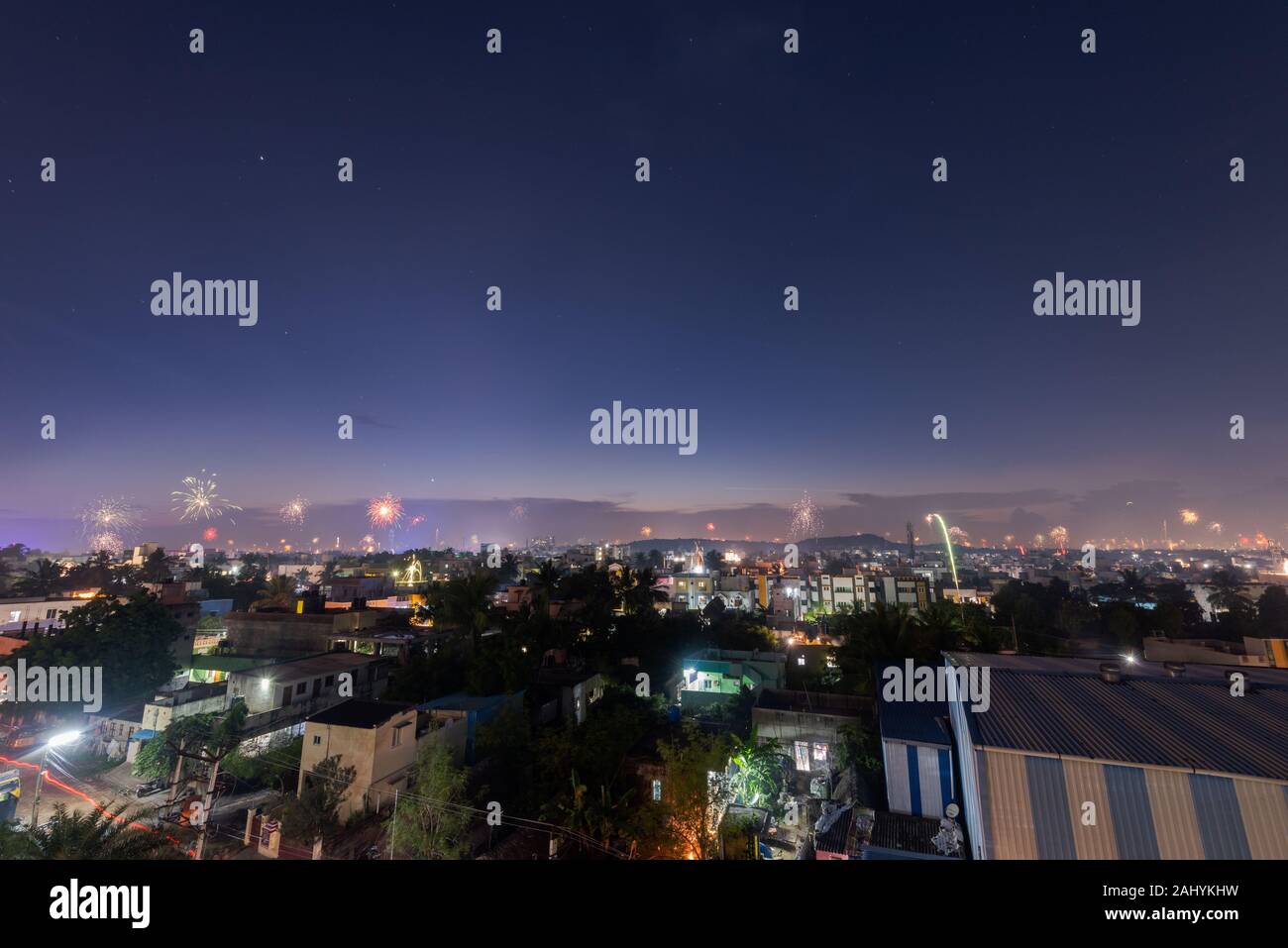 Scoppiare i fuochi d'artificio durante il festival Divali di luce sopra la città di Chennai in India del Sud Foto Stock