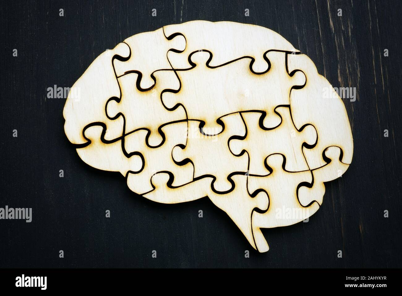 Cervello dal puzzle in legno. Consapevolezza del concetto. Foto Stock