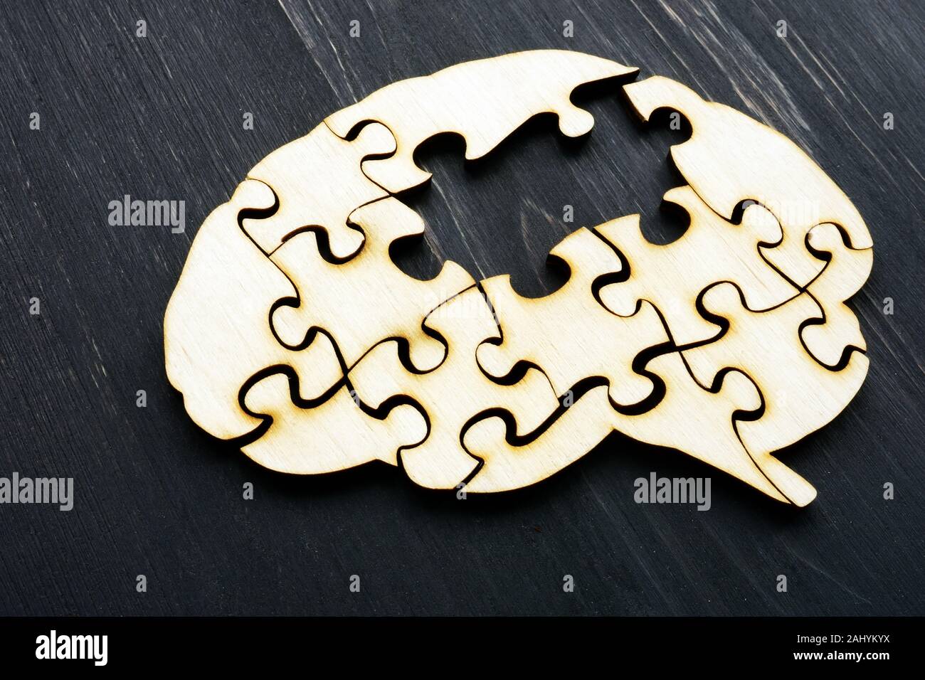 La malattia di Alzheimer concetto. Cervello dal puzzle in legno senza uno. Foto Stock