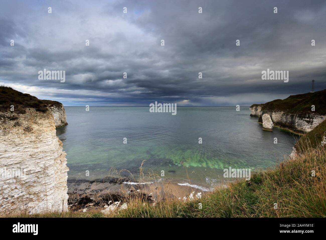 Drammatica nuvole sopra il Chalk scogliere a Flamborough Head, East Riding of Yorkshire, Inghilterra, Regno Unito Foto Stock