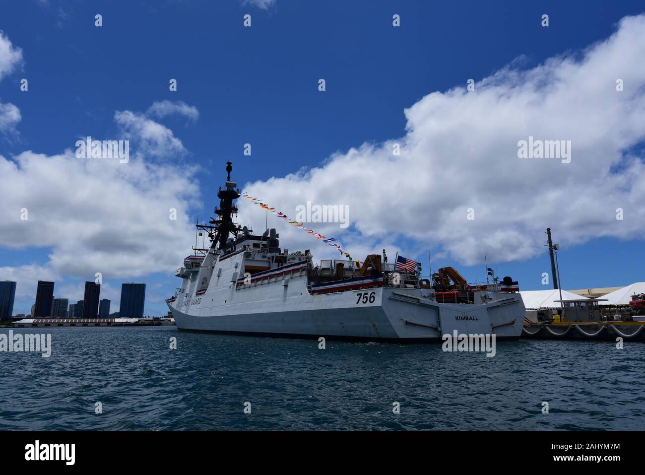 Il Guardacoste Kimball WMSL (756) è ormeggiata e vestito a Honolulu di base prima di una duplice cerimonia di messa in esercizio per la Kimball e il guardacoste Midgett WMSL (757), il 23 agosto 2019. La cerimonia sarà la prima volta in guardia costiera della storia nazionale due frese di sicurezza sarà commissionato simultaneamente. Stati Uniti Coast Guard foto di Sottufficiali di prima classe S. Matteo Masaschi Foto Stock