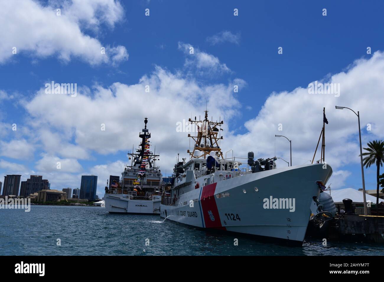 Il Guardacoste Kimball WMSL (756) è ormeggiata e vestito alla base Honolulu accanto ai guardacoste Oliver Berry (WPC 1124) prima di una duplice cerimonia di messa in esercizio per la Kimball e il guardacoste Midgett WMSL (757), il 23 agosto 2019. La cerimonia sarà la prima volta in guardia costiera della storia nazionale due frese di sicurezza sarà commissionato simultaneamente. Stati Uniti Coast Guard foto di Petty Officer Matthew S. Masaschi Foto Stock