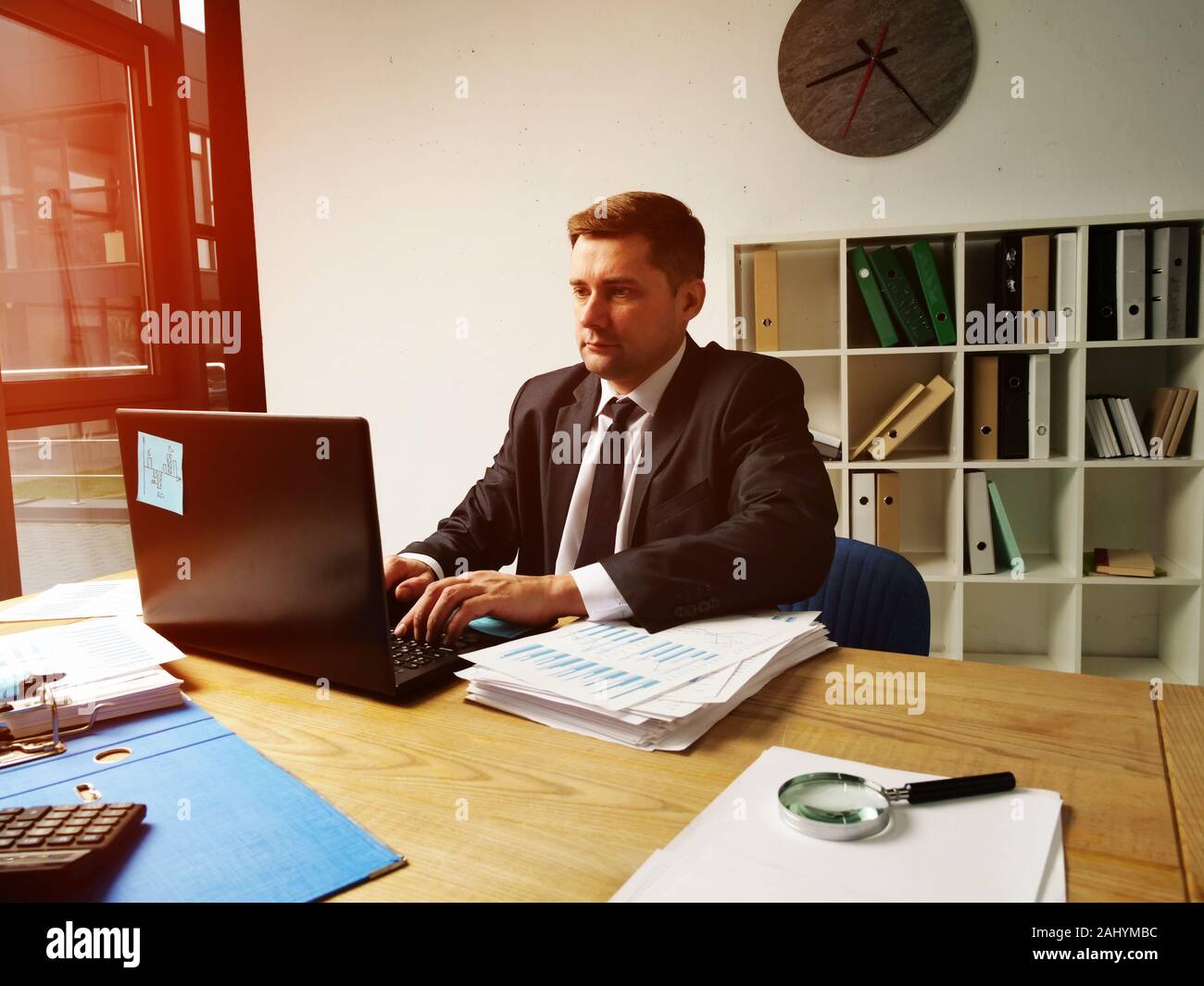 Imprenditore lavora al computer dell'ufficio. Un uomo è la digitazione su un computer portatile Foto Stock