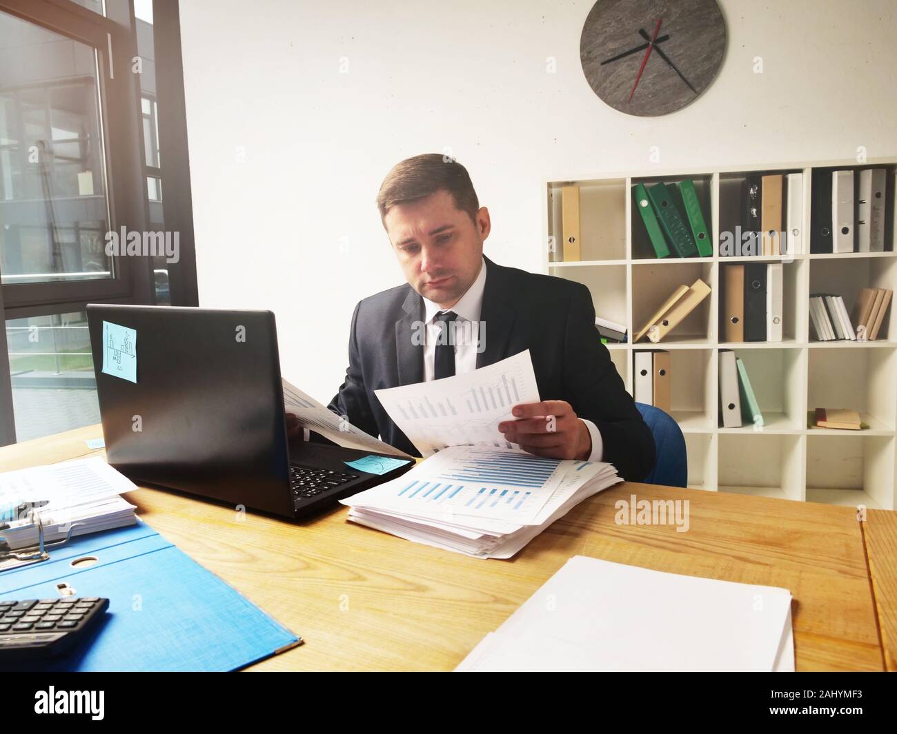 La documentazione concept. Un imprenditore è analizzare un rapporto di marketing. Un uomo che mantiene il documento sul posto di lavoro. Foto Stock