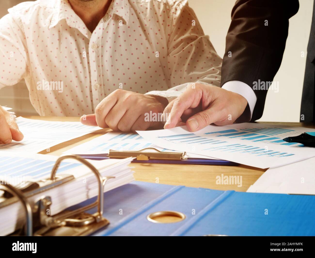 Il team sta lavorando su un avvio. I colleghi sono il controllo della relazione. Foto Stock