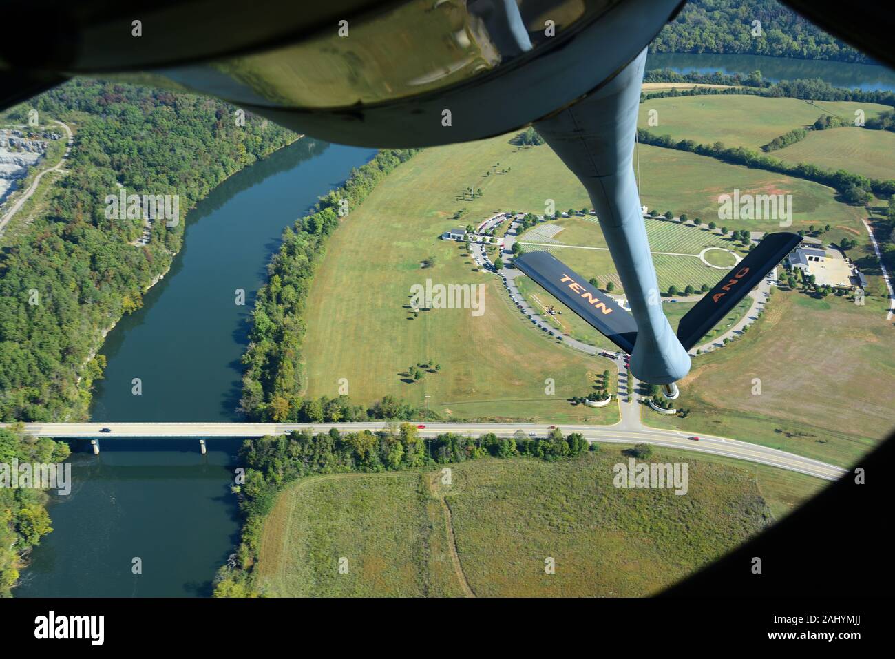 Il KC-135R Stratotanker il braccio è abbassato durante un cavalcavia basso su East Tennessee State cimitero dei veterani di pagare rispetta ad un 134delle forze di sicurezza Squadron stati perso troppo presto. Master Sgt. Gabriel Griffin's memoriale di servizio è visibile di seguito come la nave cisterna effettua un passaggio basso per onorare la sua memoria. Foto Stock