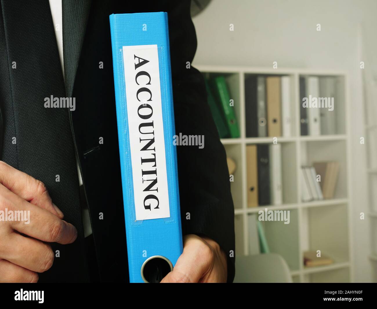 Ragioniere detiene il Business Accounting report nella cartella blu. Foto Stock