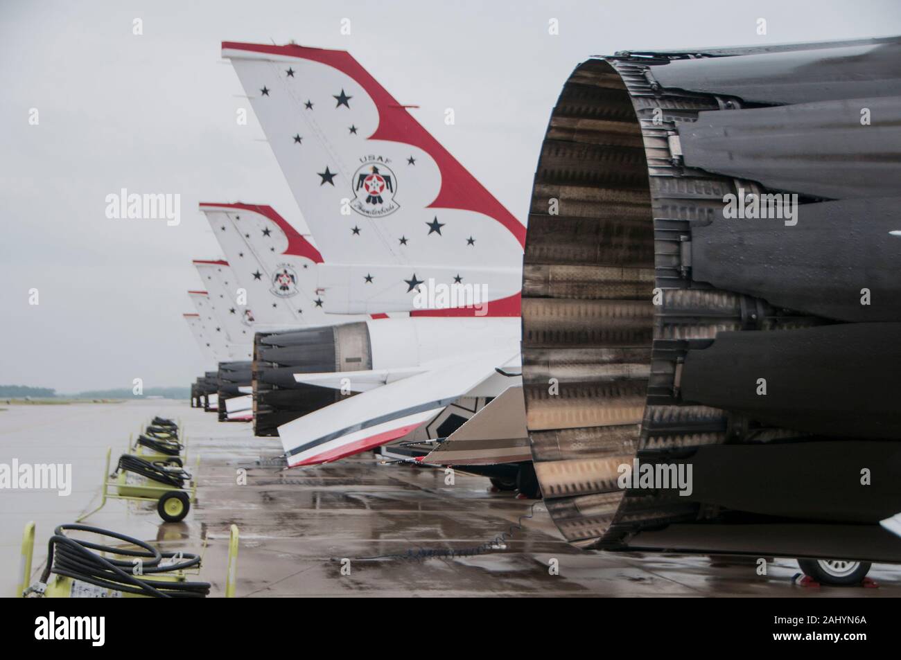 Sei F-16 Fighting Falcon aeromobile dalla United States Air Force aria squadrone di dimostrazione, il Thunderbirds, sedersi parcheggiate prima dell' inizio del 2019 Fort Wayne Air Show all'Indiana Air National Guard Base, Indiana il 9 giugno 2019. La 122Fighter Wing ha ospitato un pubblico libero airshow 8-9 Giugno, 2019 dotato di una antenna mostra dal Thunderbirds, la 122FW PROPRIO A-10C Thunderbolt II aeromobili e altri artisti. (U.S. Air National Guard Photo by Staff Sgt. Justin Andras) Foto Stock