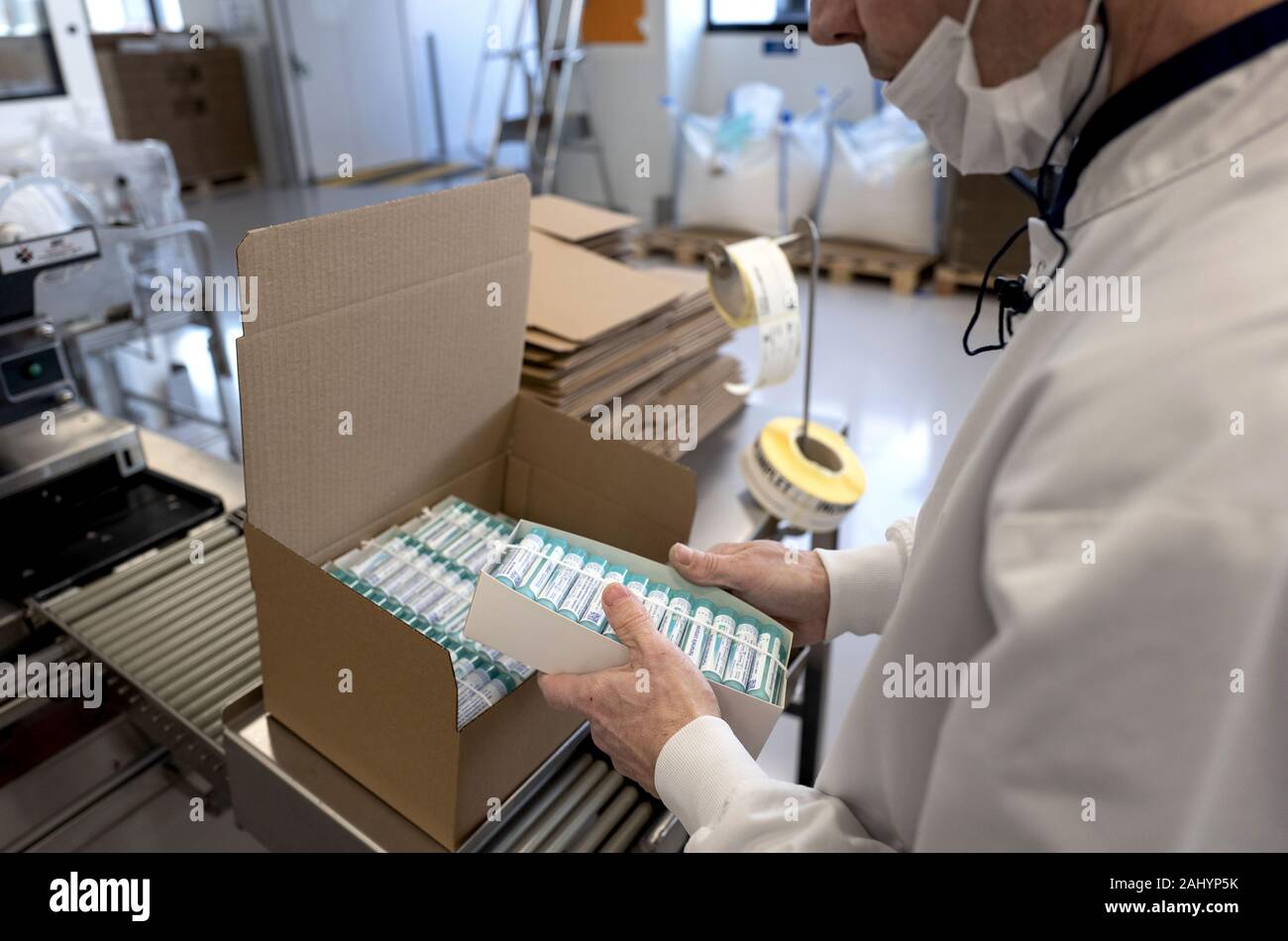 Messimy (centro-est della Francia). 2019/02/05. Visitate il sito di Boiron fabbrica. Visitate il sito di Boiron tecnici di laboratorio in officina di produzione preparare soluzioni per rendere hom Foto Stock