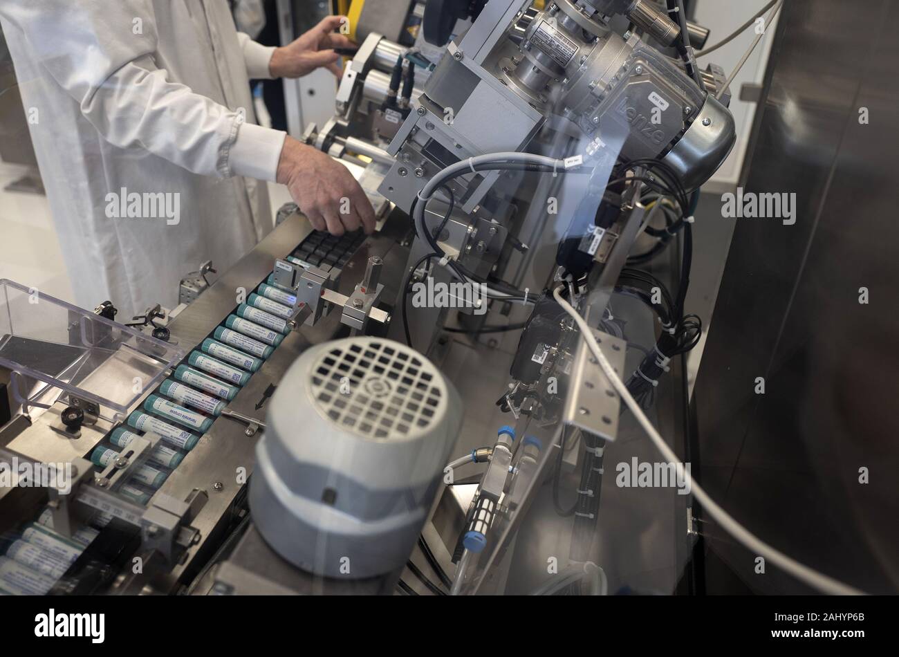 Messimy (centro-est della Francia). 2019/02/05. Visitate il sito di Boiron fabbrica. Visitate il sito di Boiron tecnici di laboratorio in officina di produzione preparare soluzioni per rendere hom Foto Stock