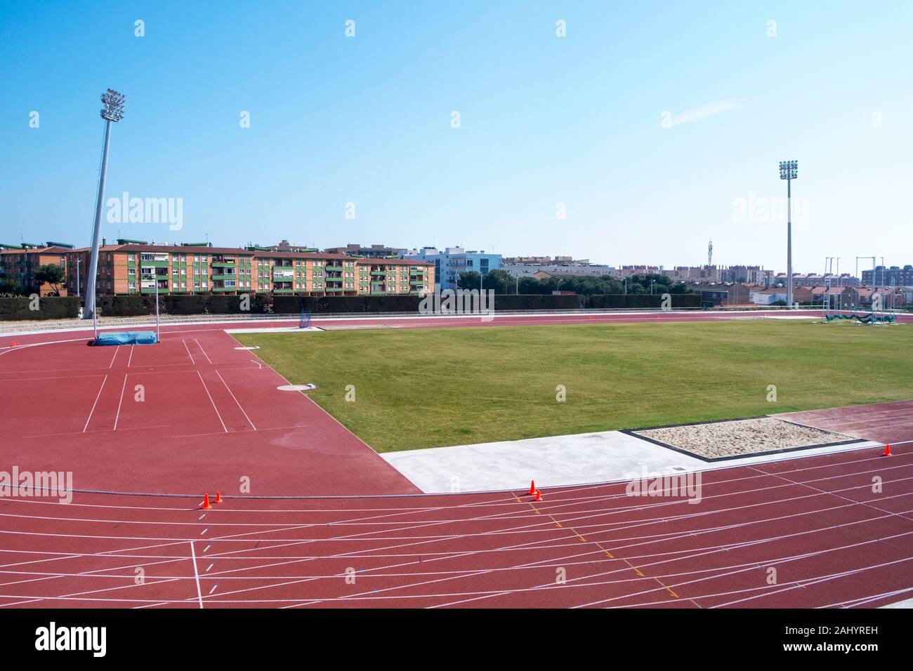 TARRAGONA, Spagna - 24 febbraio 2018: una vista della pista e sul campo del Athletics Stadium, nel Mediterraneo, ad anello che ospiterà l'atletica Foto Stock