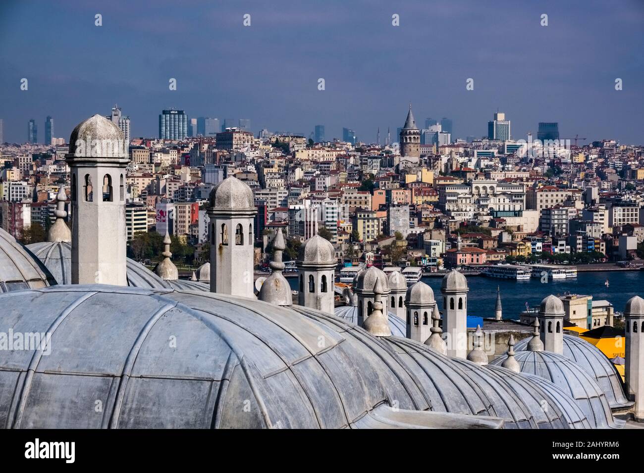 Vista aerea sul sobborgo Karaköy con la Torre di Galata, Galata Kulesi, visto dalla Moschea Süleymaniye, Süleymaniye Camii Foto Stock