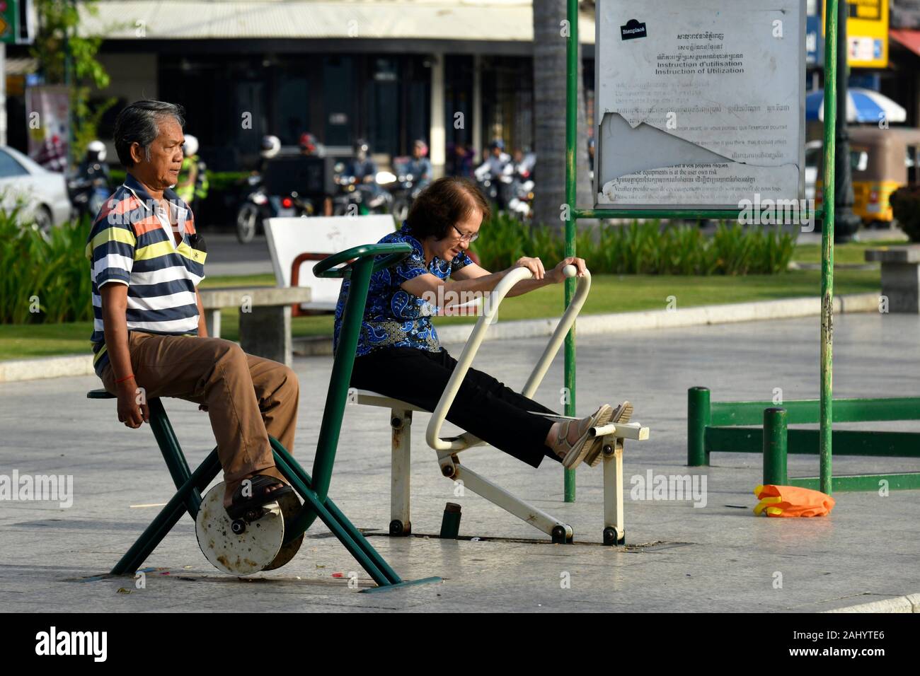 La gente non la palestra del Mekong Riverfront Promenade a Phnom Penh,Cambogia,Sud Esat Asia. Foto Stock