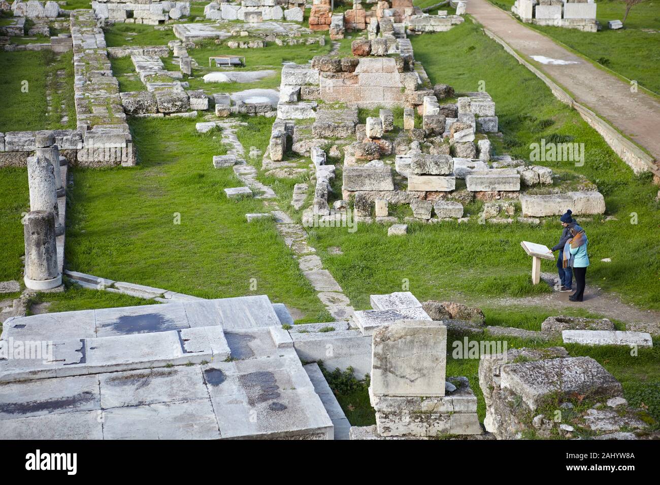 Lettura turistica presso il cimitero di Kerameikos Atene GRECIA Foto Stock