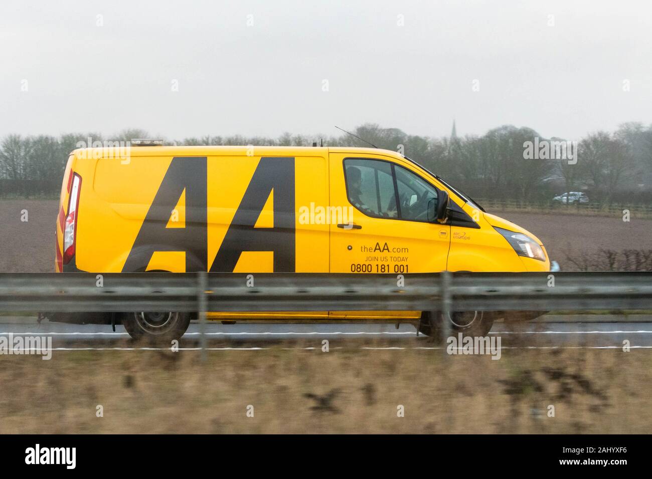 AA Servizio assistenza guasti van guidando lungo la strada - REGNO UNITO Foto Stock