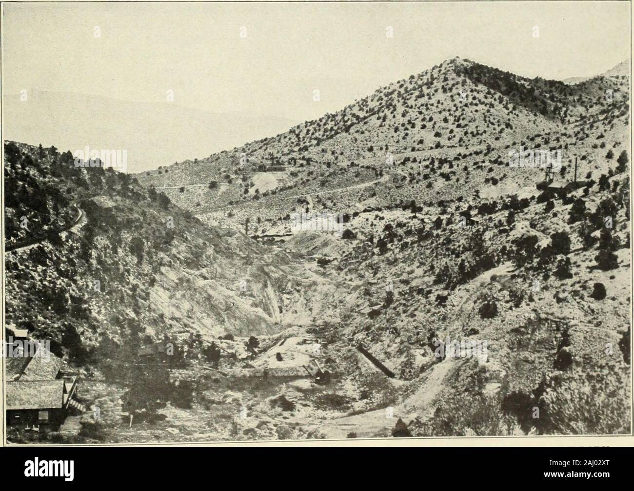 I giacimenti di Utah . A. Il clacson delle miniere di argento e il villaggio di FRISCO; il contatto di quarzo MONZONITE e calcare in sella bassa; SQUAW MOLLE PASS A SINISTRA.. B. VIB:W guardando ad ovest da un punto vicino la cometa miniera. Mostra affioramento di cactus corpo minerale. SAN FRANCISCO e distretti adiacenti.Melals prodotta nel distretto di Star {Star e North Star), 1870-1917. 505 L'anno. Minerale (shorttons). Oro (fineounces). Argento (fine once). Rame(libbre). Il piombo (lb). Recovera-ble zinco(libbre). Totalvalue. 1870-1902 750. 0036.28 247. 0060.5073. 0571.4039.2353.8468.7963.6034.81 284. 7933.73 123. 84 710. 51 500000 1 Foto Stock