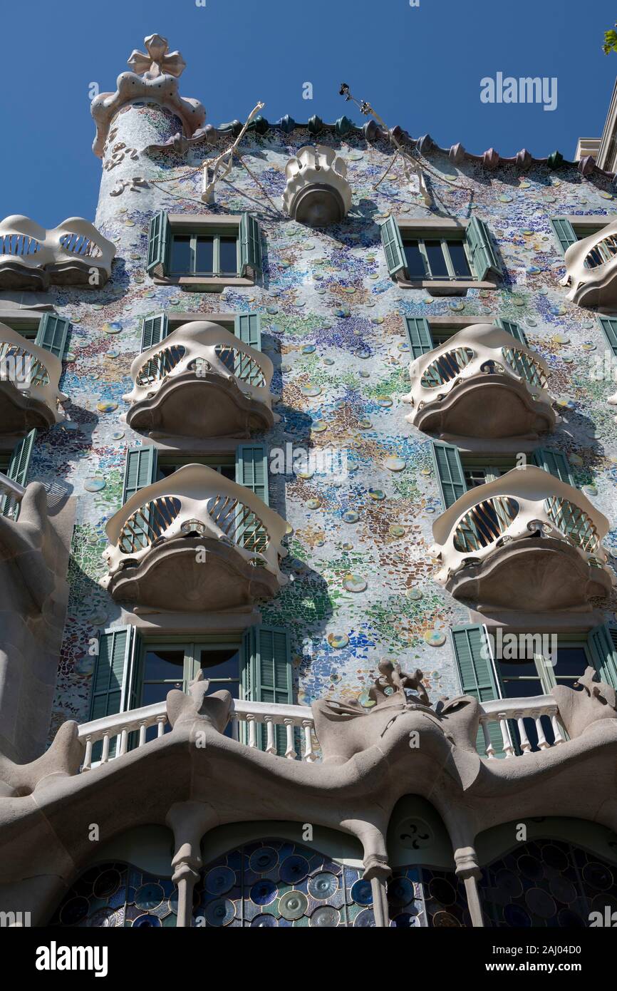 Il balcone di ogni camera di Casa Batlló dall architetto Antoni Gaudi, Sito  Patrimonio Mondiale dell'UNESCO, Passeig de GrÃ cia, Illa de la Discòrdia,  Eixample di Barcellona Foto stock - Alamy