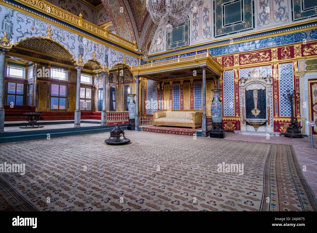 Il design degli interni del Salone Imperiale, Hünkâr Sofası, una delle più suggestive camere nell'Harem a Palazzo Topkapı Foto Stock
