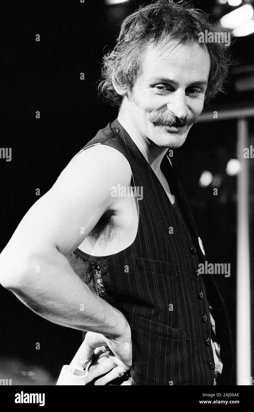 Max Stafford-Clark (direttore) in una prova DEI FANTASMI di Wolfgang Bauer presso il Hampstead Theatre Club, Londra NW3 nel 1975 nato a Cambridge nel 1941 Direttore artistico del Traverse Theatre, Edimburgo dal 1968 al 1970, il Royal Court Theatre, Londra dal 1979 al 1993 e dalla Joint Touring Theatre Company dal 1993 al 2017 Foto Stock