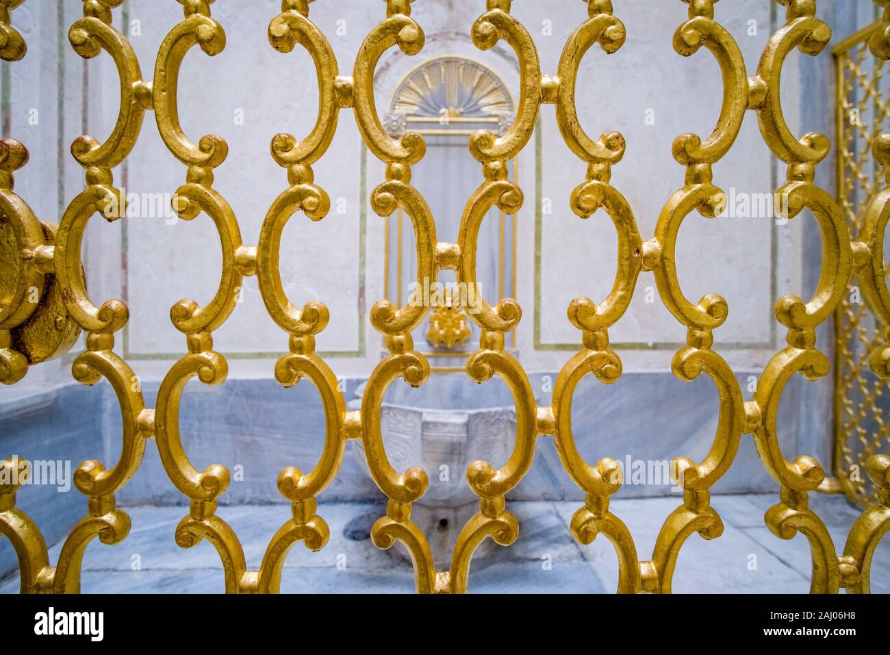 Interior design dei bagni del sultano e la Regina madre nell'Harem a Palazzo Topkapı, visto attraverso un cancello dorato Foto Stock