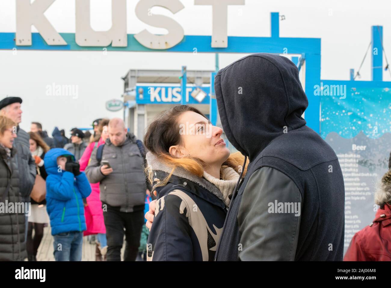 L uomo e la donna in amore al molo di Scheveningen L'Aia Paesi Bassi 2019 Foto Stock
