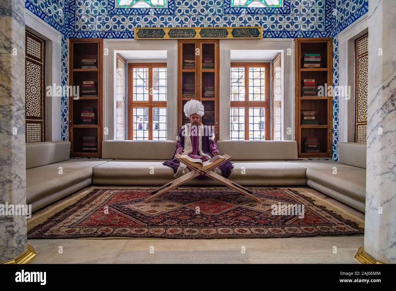Il design degli interni della Biblioteca del Sultano Ahmed III, Enderûn biblioteca, con una statua del sultano la lettura del Corano, Corano, presso Palazzo Topkapı Foto Stock