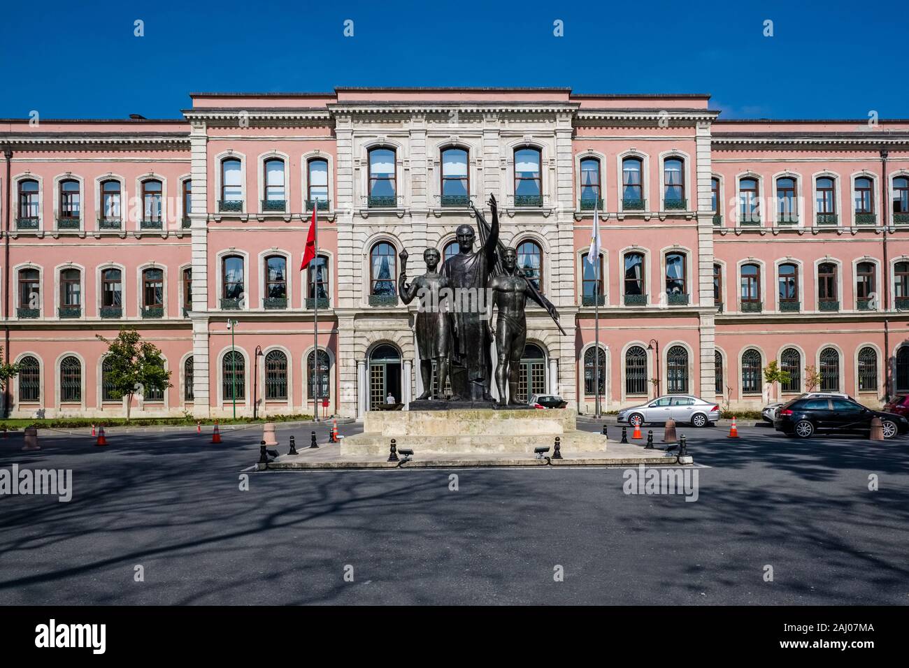 La statua di Ataturk e bandiera turca di fronte all'Università di Istanbul campus nel sobborgo Beyazit Foto Stock