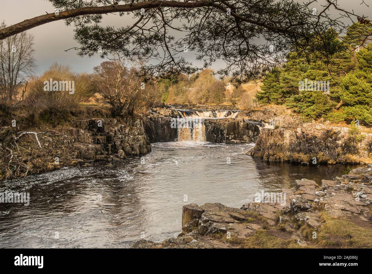 Il sole d'inverno sulla forza bassa cascata, Teesdale Foto Stock
