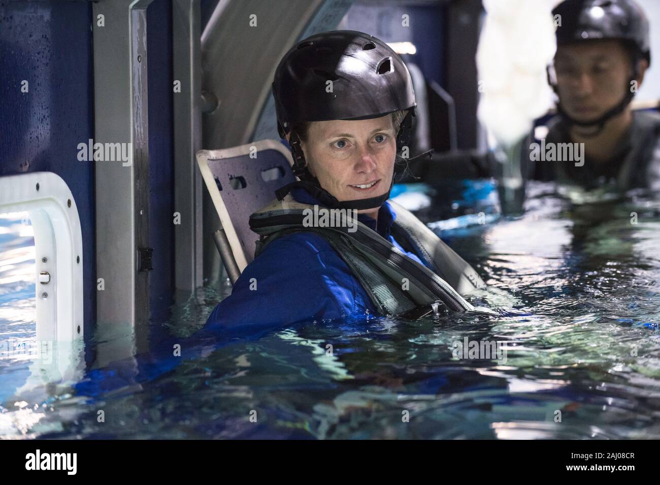 L'astronauta della NASA candidato Loral O'Hara durante l'elicottero acqua formazione di sopravvivenza in Sonny Carter una spinta di galleggiamento neutra al laboratorio al Centro Spaziale Johnson, 21 settembre 2017 a Houston, Texas. Foto Stock