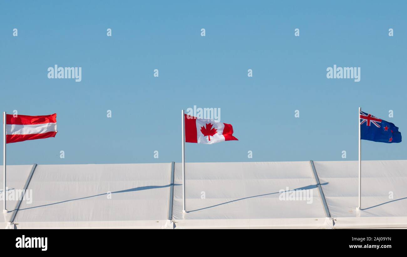 Austrian in Canada e in Nuova Zelanda le bandiere fianco a fianco Foto Stock