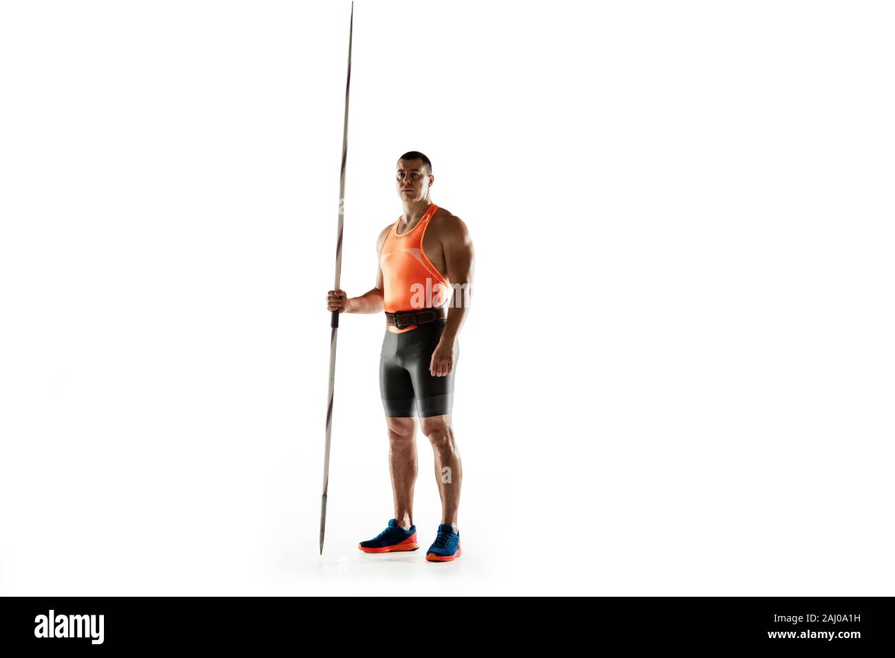 Atleta maschio praticanti in gettando giavellotto isolati su sfondo bianco. Sportivo professionista, spazzaneve in posa fiducioso. Concetto di stile di vita sano, movimento, l'attività, la concorrenza. Copyspace. Foto Stock