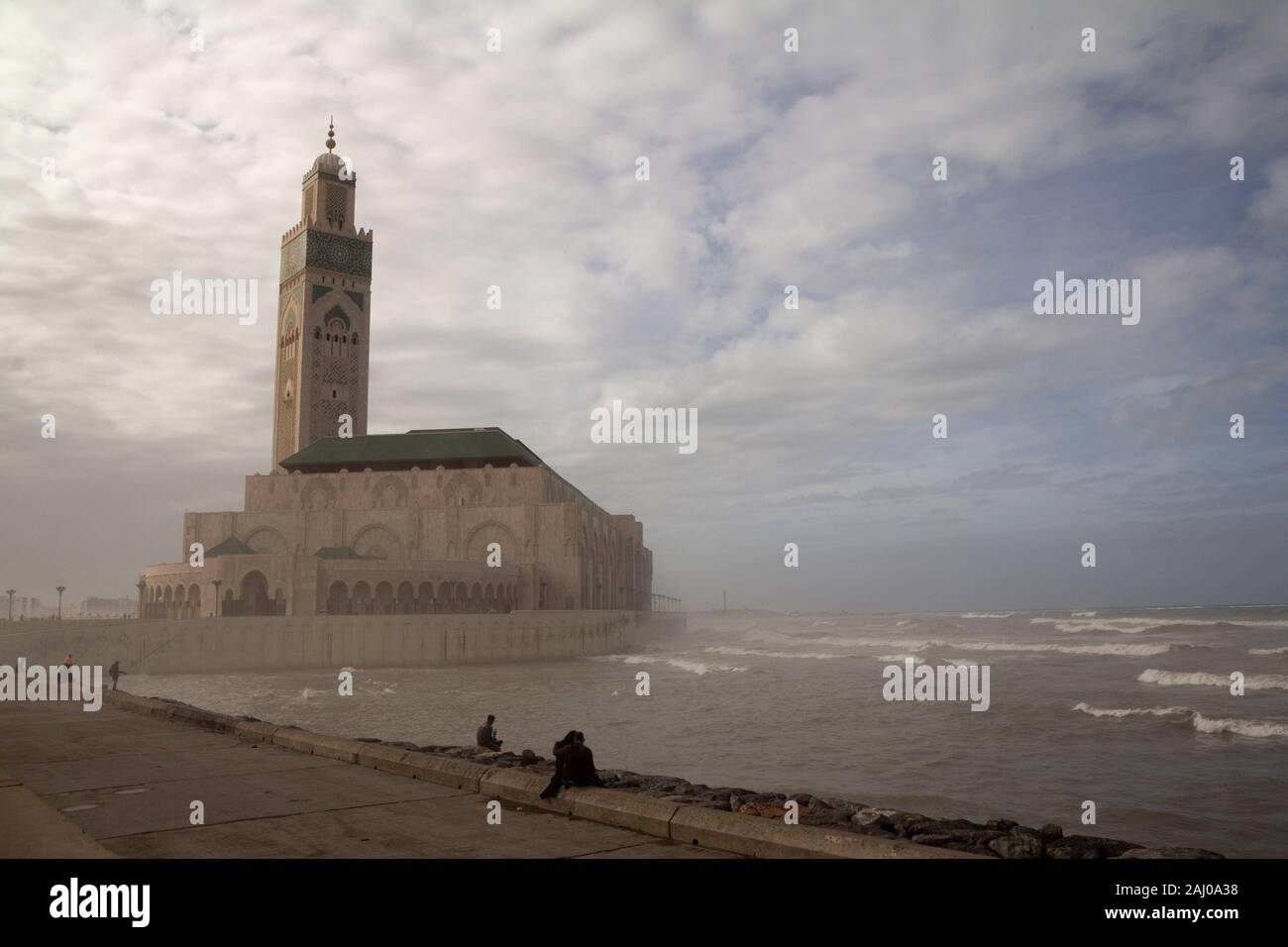 Una vista dalla costa della Moschea di Hassan II a Casablanca, Marocco nel mese di novembre. È la più grande moschea in Africa e 10th nel mondo Foto Stock
