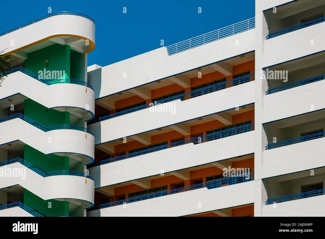 Facciata di edificio, alto luogo di immobili residenziali, HongKong Foto Stock