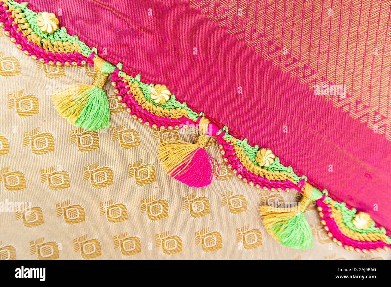 Maski, India - Ottobre 3,6 2019 - Uncinetto, infiorescenza staminifera moda Progettazione di opere su saree confine. Foto Stock