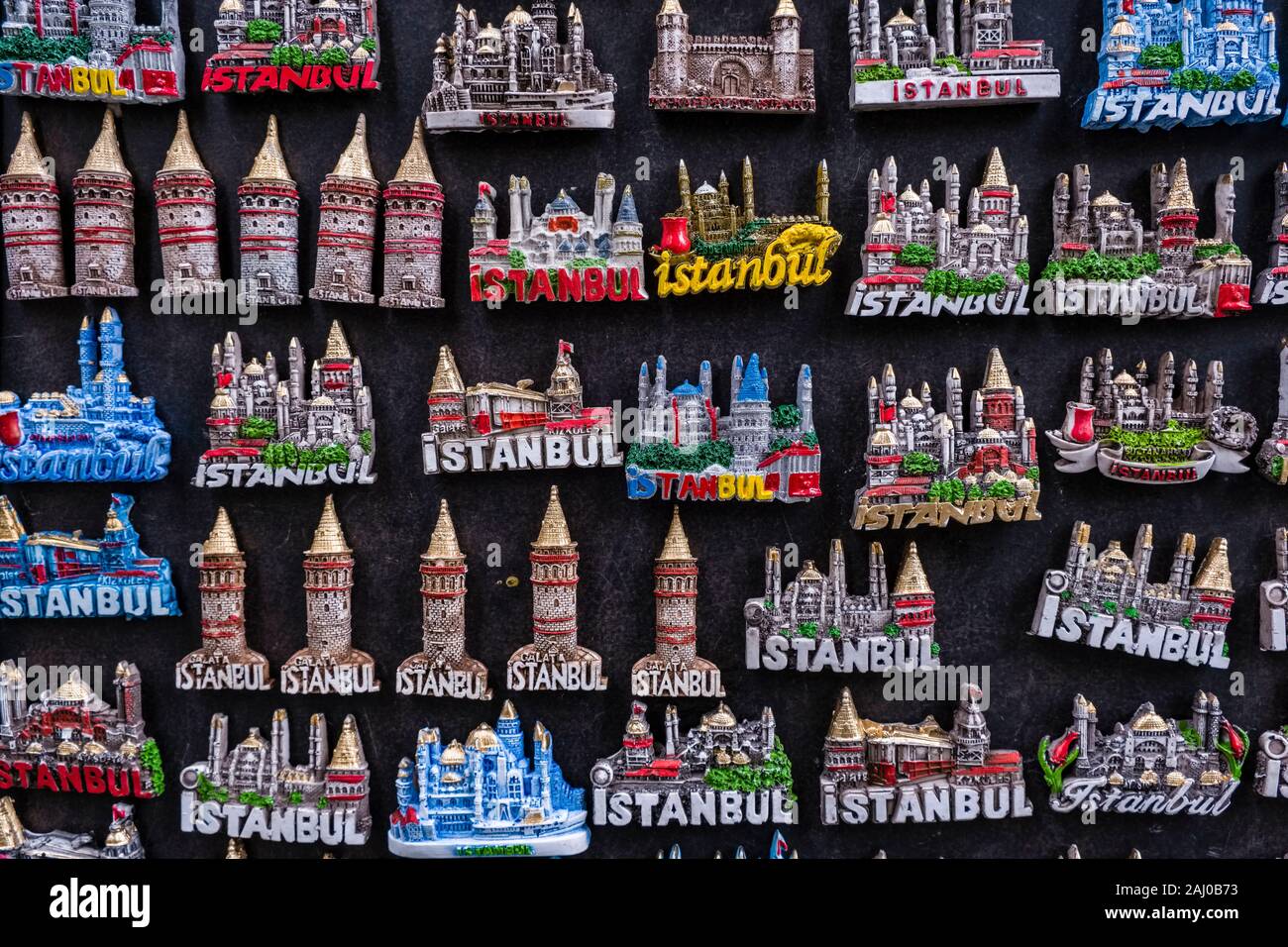 Molti piccoli kitchy souvenir di Istanbul sono offerti per la vendita ad un muro nero al di fuori di Hagia Sophia, Ayasofya Foto Stock