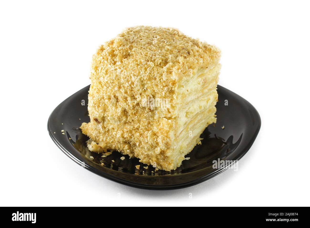 Un pezzo di torta Napoleone su un piattino nero Foto Stock