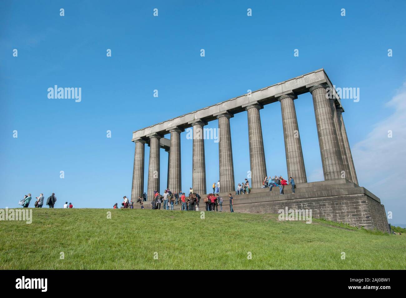 Edimburgo, SCOZIA - 18 GIUGNO 2016 - I Turisti si riuniscono al National Monument of Scotland durante l'estate a Calton Hill, Edimburgo, Scozia Foto Stock